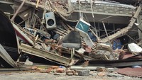 Atap minimarket mendadak ambruk saat pekerja melakukan perbaikan air conditioner (AC) yang berada di atap depan.