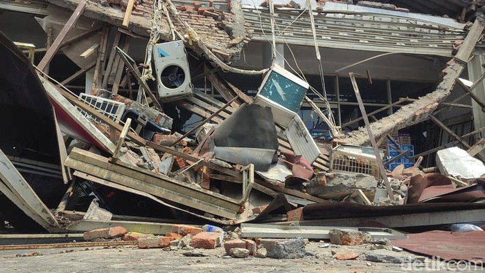 atap indomaret di malang ambruk atap indomaret di malang ambruk