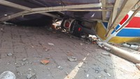 Insiden ambruknya atap bagian depan minimarket terjadi sekitar pukul 09.30 WIB. Akibat kejadian itu motor milik pengunjung juga iku tertimpa (foto istimewa).
