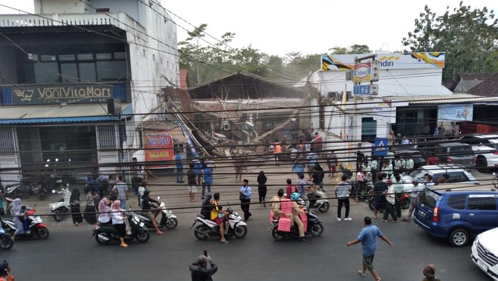Atap Indomaret Malang ambruk