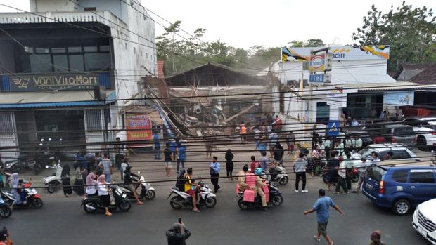Atap Indomaret Malang ambruk