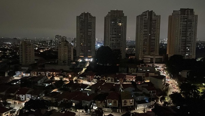 A general view shows the Morumbi neighbourhood as hundreds of thousands residents remained without electricity three days after a storm knocked down power cables, in Sao Paulo, Brazil November 6, 2023. REUTERS/Camila Moreira