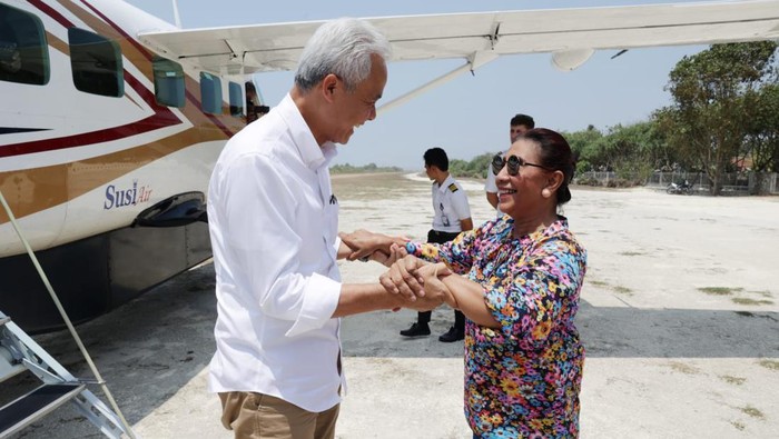 Bakal Calon Presiden (Capres) dari PDIP Ganjar Pranowo bertemu mantan Menteri Kelautan dan Perikanan Susi Pudjiastuti di Pangandaran, Jawa Barat. Pelukan hangat dan tawa renyah mewarnai pertemuan dua sahabat di Susi International Beach Strip, Kabupaten Pangandaran, Selasa (7/11/2023).