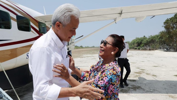 Bakal Calon Presiden (Capres) dari PDIP Ganjar Pranowo bertemu mantan Menteri Kelautan dan Perikanan Susi Pudjiastuti di Pangandaran, Jawa Barat. Pelukan hangat dan tawa renyah mewarnai pertemuan dua sahabat di Susi International Beach Strip, Kabupaten Pangandaran, Selasa (7/11/2023).
