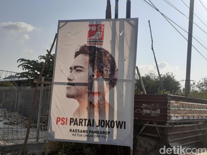 Baliho Kaesang Pangarep di Kupang, NTT.