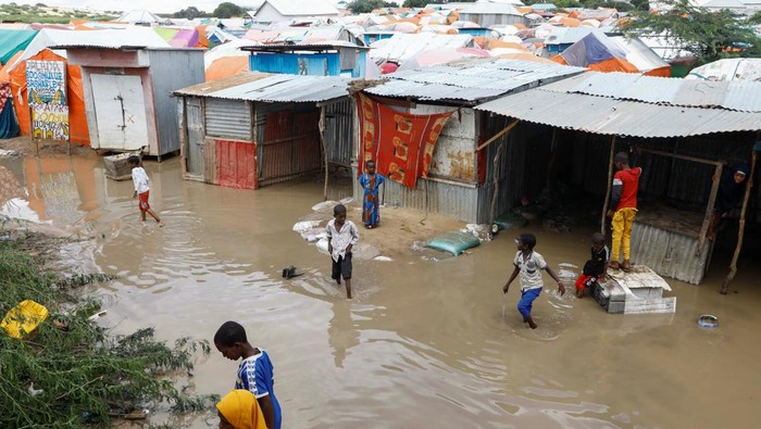 An internally displaced Somali woman stands near makeshift shelters destroyed following heavy rains at the Al Hidaya camp for the internally displaced people on the outskirts of Mogadishu, Somalia November 6, 2023. REUTERS/Feisal Omar     TPX IMAGES OF THE DAY