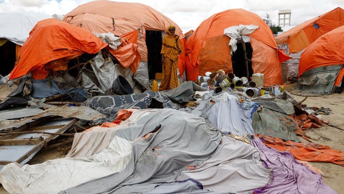An internally displaced Somali woman stands near makeshift shelters destroyed following heavy rains at the Al Hidaya camp for the internally displaced people on the outskirts of Mogadishu, Somalia November 6, 2023. REUTERS/Feisal Omar     TPX IMAGES OF THE DAY