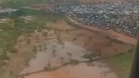 Kantor Koordinasi Urusan Kemanusiaan PBB (OCHA) mengatakan banjir yang disebabkan hujan lebat di sebagian besar Somalia memaksa lebih dari 113 ribu orang mengungsi. (Abdifatah Hassan Omar/via REUTERS)  