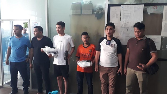 Penumpang asal Aceh yang diamankan karena kedapatan membawa sabu 3 kg. (Foto: Dok. Polda Sumut)