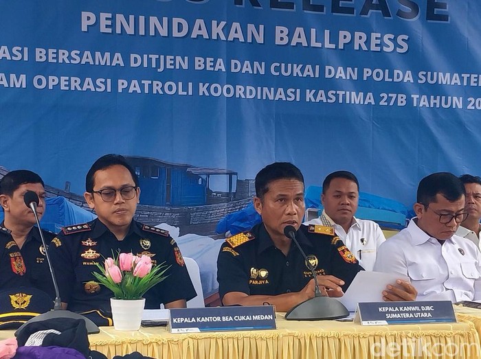 Bea Cukai saat merilis kasus pengungkapan pakaian bekas. (Finta Rahyuni/detikSumut)