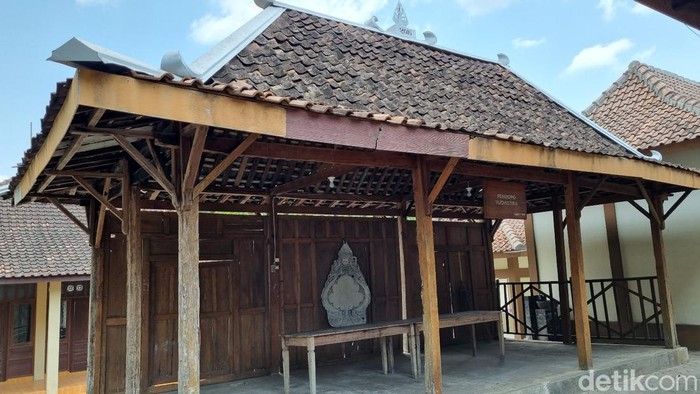 Beberapa pendopo di wisata wayang desa Wukirsari, Pucung, Wukirsari, Imogiri, Bantul untuk menampung kunjungan wisata.