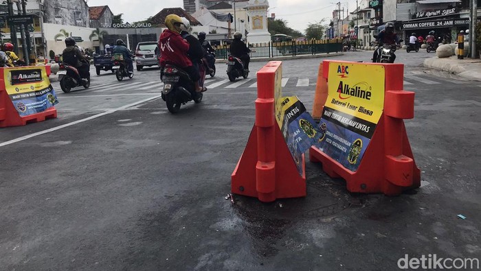 Bekas luapan cairan mengandung minyak di jalan dekat Tugu Jogja, Selasa (7/11/2023) pagi.