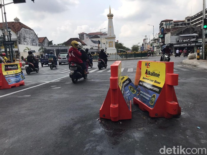 Bekas luapan cairan mengandung minyak di jalan dekat Tugu Jogja, Selasa (7/11/2023) pagi.