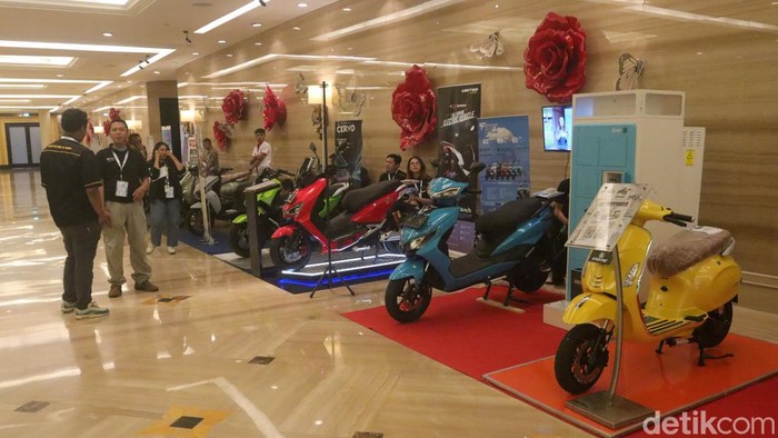 Beragam merk motor listrik dipamerkan dalam Sosialisasi Dekarbonisasi Sektor Transportasi melalui Adopsi Kendaraan Bermotor Listrik Berbasis Baterai (KBLBB) di Trans Hotel, Bandung.