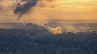 Jumlah tersebut merupakan akumulasi setelah hampir satu bulan pemboman oleh Israel yang meningkatkan serangannya terhadap militan Palestina. (AP Photo/Fatima Shbair)  