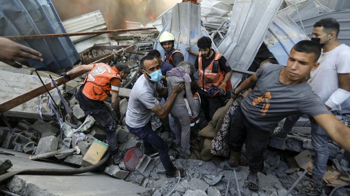 Brutal! Korban Tewas di Gaza Tembus 10 Ribu Orang EDS NOTE: GRAPHIC CONTENT - Palestinians carry a dead child that was found under the rubble of a destroyed house following an Israeli airstrike in Gaza City, Saturday, Nov. 4, 2023. (AP Photo/Abed Khaled)