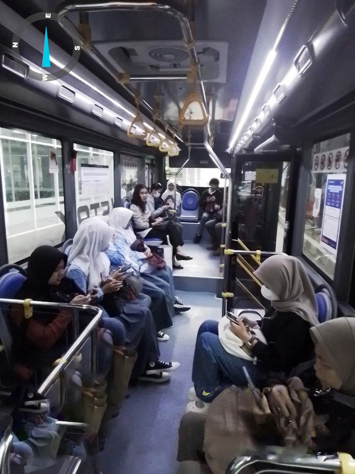 Bus Listrik Wira-wiri di Bandung, Begini Potretnya DAMRI bersinergi dengan Direktorat Jenderal Perhubungan Darat, Kementerian Perhubungan meluncurkan layanan perkotaan bus listrik berbasis Buy The Service (BTS) di Bandung, Jawa Barat yang beroperasi dengan rute Terminal Leuwipanjang-Dago dan sebaliknya.