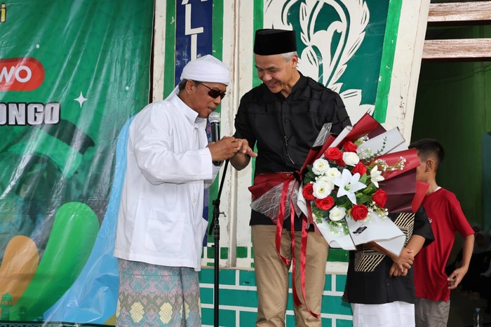 Calon presiden Ganjar Pranowo bersilaturahmi ke Pondok Pesantren Hidayatul Fadhola Walisongo, Musi Banyuasin, Sumatera Selatan (Sumsel).