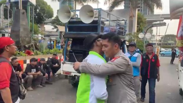 Demo buruh di depan Kemnaker membuarkan diri sebelum pukul 18.00 WIB, Selasa (7/11/2023).