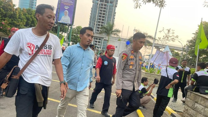 Demo buruh di depan Kemnaker membuarkan diri sebelum pukul 18.00 WIB, Selasa (7/11/2023).