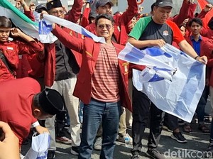 Massa IMM Salat Gaib dan Robek Bendera Israel Saat Demo Konjen AS Surabaya