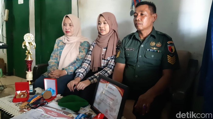 Devi Syakila Ramadhani bersama orang tuanya yang seorang anggoata TNI di Lamongan.