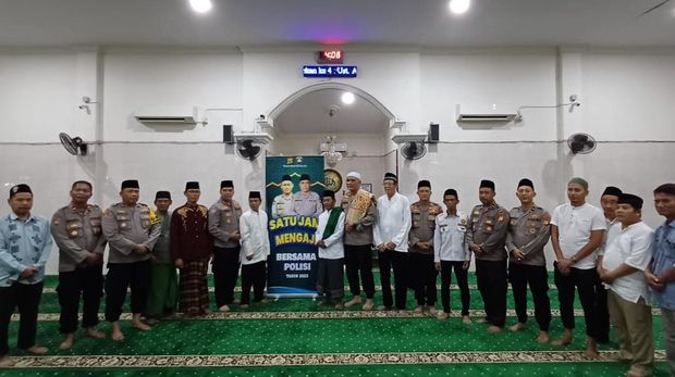 Dirbinmas Polda Metro Kombes Badya Wijaya ke Masjid Al Jihad, Johar Baru, Jakpus, dalam rangka program 'Satu Jam Mengaji Bersama Polisi'