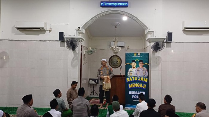 Dirbinmas Polda Metro Kombes Badya Wijaya ke Masjid Al Jihad, Johar Baru, Jakpus, dalam rangka program Satu Jam Mengaji Bersama Polisi