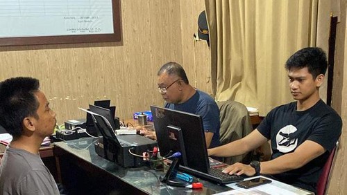 Pelaku Adek, pengemudi ojek online yang hajar penumpang di Dalung, Badung, diamankan di Polsek Kuta Utara, Selasa (7/11/2023).