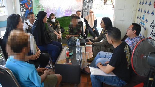 Dua bocah Surabaya di bawah umur yang terjaring razia akibat ngelem.