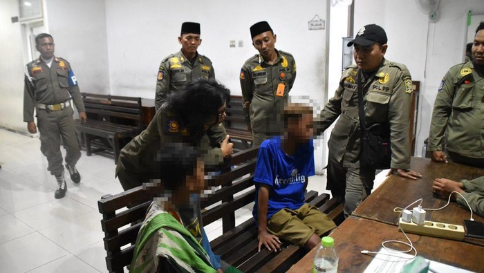 Dua bocah Surabaya di bawah umur yang terjaring razia akibat ngelem.