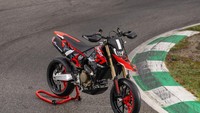 Perlengkapan elektronik standar Hypermotard 698 Mono ABS Cornering, Ducati Traction Control, Ducati Wheelie Control, Engine Brake Control, Ducati Power Launch dan Ducati  Quick Shift (DQS) Up/Down, yang bisa dibeli sebagai aksesoris untuk versi standar dan disertakan sebagai standar pada RVE. Foto: Dok. Ducati
