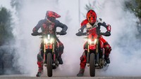 Hypermotard 698 Mono dilengkapi empat mode berkendara (Sport, Road, Urban dan Wet) di mana Engine Mode (tersedia dalam 3 level), level DTC, EBC dan ABS ditetapkan secara default, yang dapat dimodifikasi oleh pengendara. Semuanya dikelola oleh instrumentasi LCD 3,8 inci dengan karakter putih dengan latar belakang hitam. Foto: Dok. Ducati