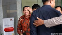 Ahok diperiksa selama 6,5 jam. Ahok mulai diperiksa sekitar pukul 09.00 WIB. Dia kemudian selesai menjalani pemeriksaan pada pukul 15.35 WIB.  