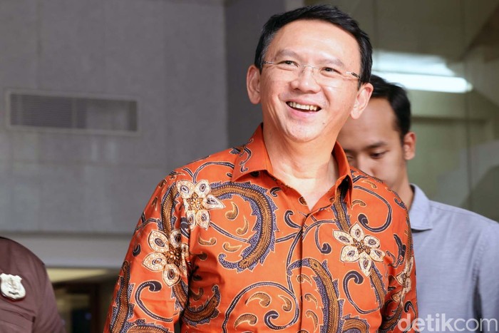 Basuki Tjahaja Purnama alias Ahok diperiksa sebagai saksi kasus korupsi liquefied natural gas (LNG) Pertamina. Ahok diperiksa selama 6,5 jam.