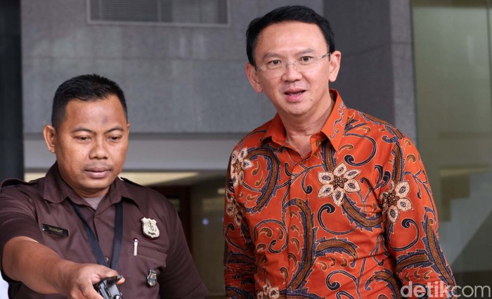 Basuki Tjahaja Purnama alias Ahok diperiksa sebagai saksi kasus korupsi liquefied natural gas (LNG) Pertamina. Ahok diperiksa selama 6,5 jam.