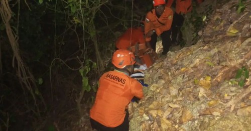 Evakuasi warga Denpasar yang jatuh dari tebing Pantai Green Bowl, Ungasan, Jimbaran, Kecamatan Kuta Selatan, Kabupaten Badung, Bali, (Selasa (7/11/2023). (Dok. Basarnas Bali)