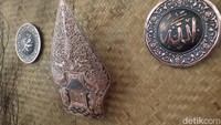 Salah satu produk UMKM yang ditunjukan adalah kerajinan tembaga dari Desa Cepogo, Boyolali, Jawa Tengah. Kerajinan yang diwariskan turun temurun sejak abad 16 ini ditampilkan di dalam Festival Pengabdian Masyarakat UI. (Foto: Nikita Rosa/detikedu)