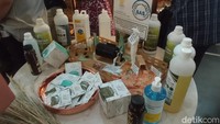 Acara ini bertujuan untuk mengenalkan produk-produk UMKM serta bentuk pemenuhan tri darma perguruan tinggi yakni pengabdian kepada masyarakat. Salah satu rangkaian acara Festival Pengabdian Masyarakat UI 2023 adalah pameran booth UMKM. (Foto: Nikita Rosa/detikedu)
