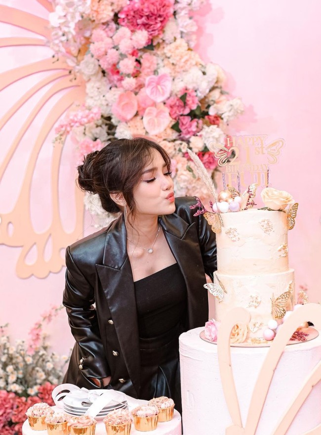 Fuji tampil cantik dalam balutan busana serba hitam. Terlihat ia memadukan jaket kulit dengan tanktop dan rok kulit berwarna hitam. Seperti biasa, rambutnya terlihat dicepol ke belakang dengan menyisakan poni belah tengah di bagian depannya. Foto: Instagram/@fuji_an