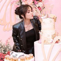 Fuji tampil cantik dalam balutan busana serba hitam. Terlihat ia memadukan jaket kulit dengan tanktop dan rok kulit berwarna hitam. Seperti biasa, rambutnya terlihat dicepol ke belakang dengan menyisakan poni belah tengah di bagian depannya. Foto: Instagram/@fuji_an