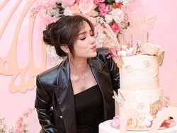 8 Potret Ultah Fuji ke-21, Pamer Dapat Kado Rp 100 Juta & Jalan-jalan ke Eropa