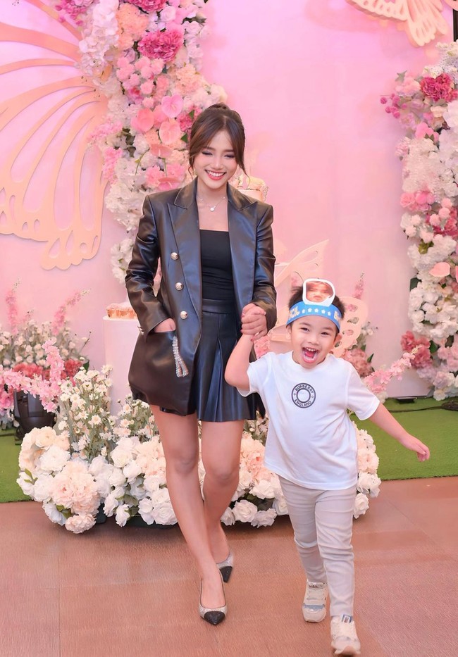 Kehadiran keponakan Fuji sekaligus anak mendiang Vanessa Angel dan Bibi Ardiansyah, Gala Sky, juga tak kalah curi atensi. Sudah semakin besar, terlihat Gala yang begitu ceria dan bersemangat berpose digandeng Fuji. Foto: Instagram/@fuji_an