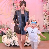 Kehadiran keponakan Fuji sekaligus anak mendiang Vanessa Angel dan Bibi Ardiansyah, Gala Sky, juga tak kalah curi atensi. Sudah semakin besar, terlihat Gala yang begitu ceria dan bersemangat berpose digandeng Fuji. Foto: Instagram/@fuji_an