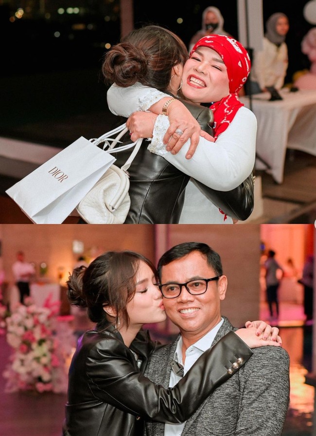 Fuji berpose bersama ayah dan ibunya. Memeluk Fuji, sang ibunda, Dewi Zuhriati tampak begitu bahagia. Sementara ketika berpose bersama ayahnya, Frans Faisal, Fuji tampak mengecup pipi ayahnya tersebut. Foto: Instagram/@fuji_an