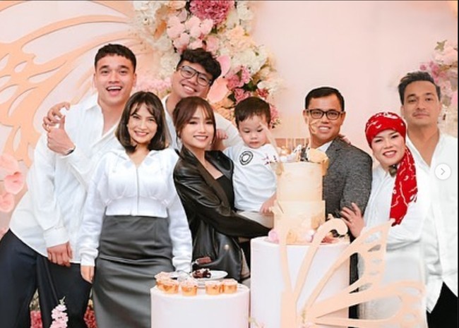 Dalam unggahan berbeda Fuji memamerkan potret keluarganya yang sudah diedit dan ditambahkan foto mendiang Bibi Ardiansyah dan Vanessa Angel. Unggahannya tersebut sukses bikin beberapa netizen jadi ikut terharu. Foto: Instagram/@fuji_an