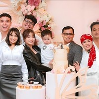 Dalam unggahan berbeda Fuji memamerkan potret keluarganya yang sudah diedit dan ditambahkan foto mendiang Bibi Ardiansyah dan Vanessa Angel. Unggahannya tersebut sukses bikin beberapa netizen jadi ikut terharu. Foto: Instagram/@fuji_an