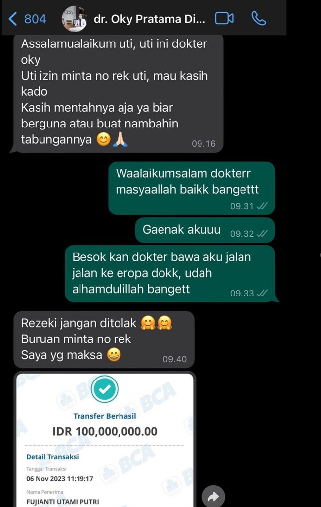 Terbaru Fuji memamerkan hadiah yang diterimanya dari dokter Oky Pratama. Tak kaleng-kaleng, dokter tersebut memberi hadiah berupa transfer uang sebanyak Rp 100 juta. Tak hanya itu saja, Fuji juga mengaku mendapat kado jalan-jalan ke Eropa dari sang dokter. Foto: Instagram/@fuji_an