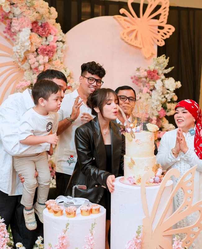 Mantan kekasih Thariq Halilintar, Fuji, baru saja merayakan ulang tahunnya yang ke-21. Melalui akun Instagram pribadinya Fuji membagikan kemeriahan di acara ulang tahunnya itu. Foto: Instagram/@fuji_an