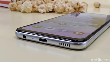 HP ini turut dibekali speaker yang diperkuat Dolby Atmos, dan fitur Voice Focus yang dapat meminimalkan noise di background supaya suara terdengar jelas saat bertelepon atau video call Foto: Adi Fida Rahman/detikINET